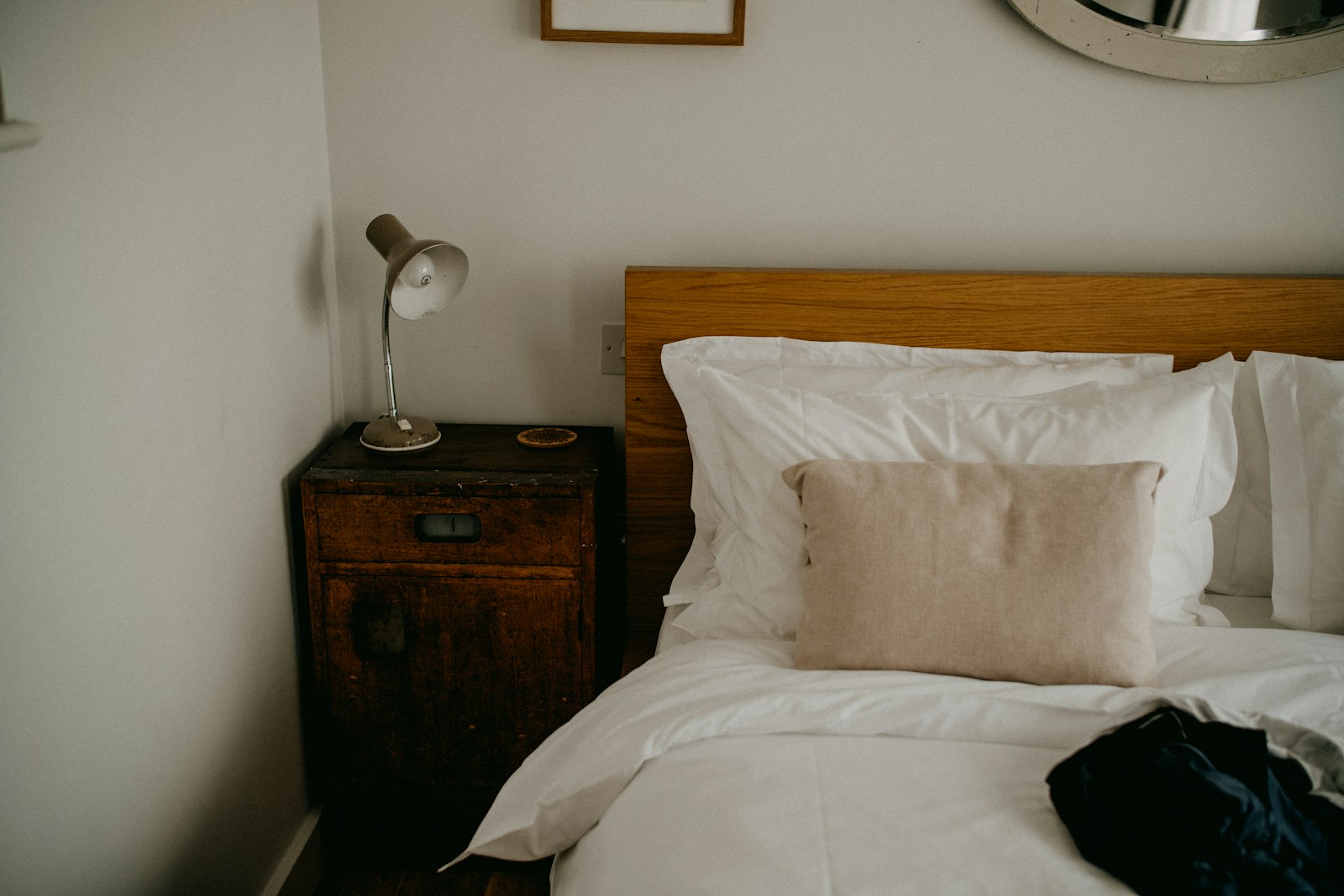 Cosy bedroom — licensed representative photograph by Annie Spratt